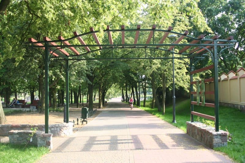 Pergola stalowa malowana proszkowo na ciemną zieleń w Parku 1000-lecia