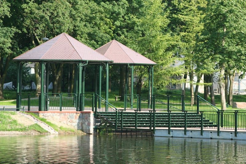 Stalowe altany nad stawem i platforma pływająca w Parku 1000-lecia w Chojnicach