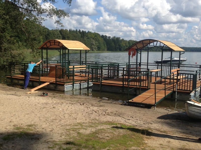 Dwie platformy pływające Damet przy brzegu Jeziora Szczytno