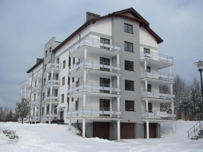 Balustrady balkonowe na budynku wielorodzinnym zimą