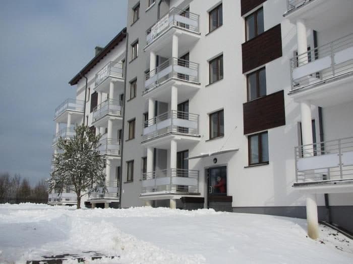 Balkony z balustradami stalowymi na elewacji
