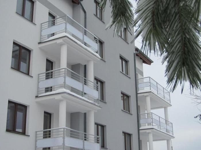 Białe balkony z balustradami z prętów