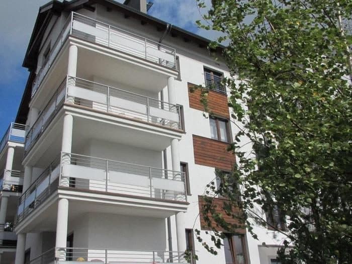 Elewacja z balustradami balkonowymi i drewnianymi okładzinami