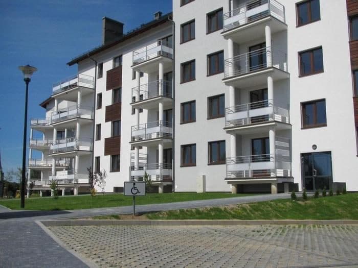 Budynek wielorodzinny z balustradami balkonowymi wykonanymi przez Damet