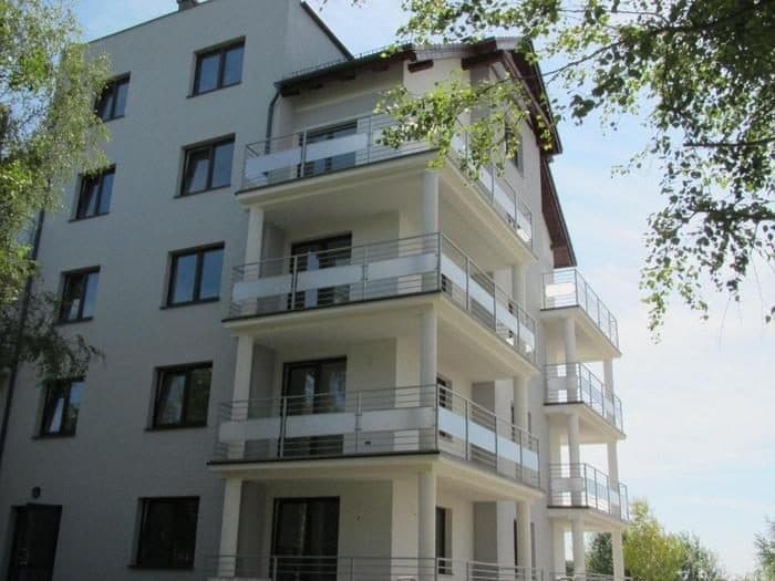 Budynek wielorodzinny z balustradami i zadaszeniami