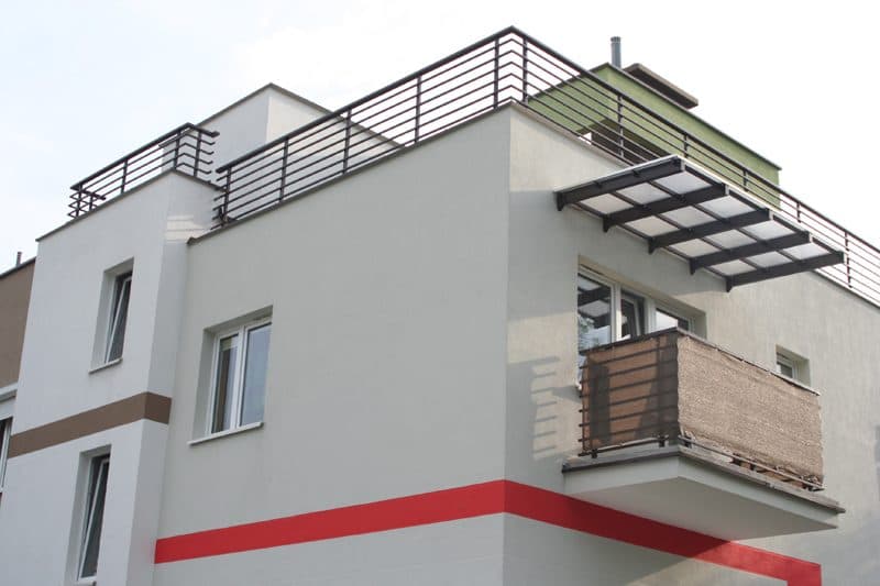 Balustrady tarasu na dachu i zadaszenie balkonu