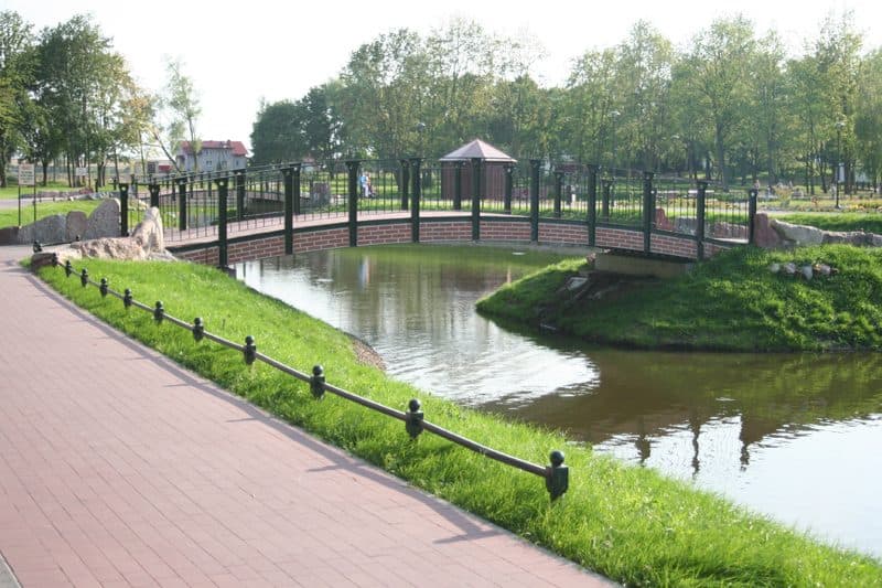 Balustrady wzdłuż ścieżki nad wodą